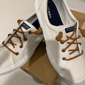 Who doesn’t love a Sperry tennis shoe. ( Brand New )